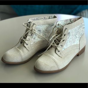Beige ankle boot